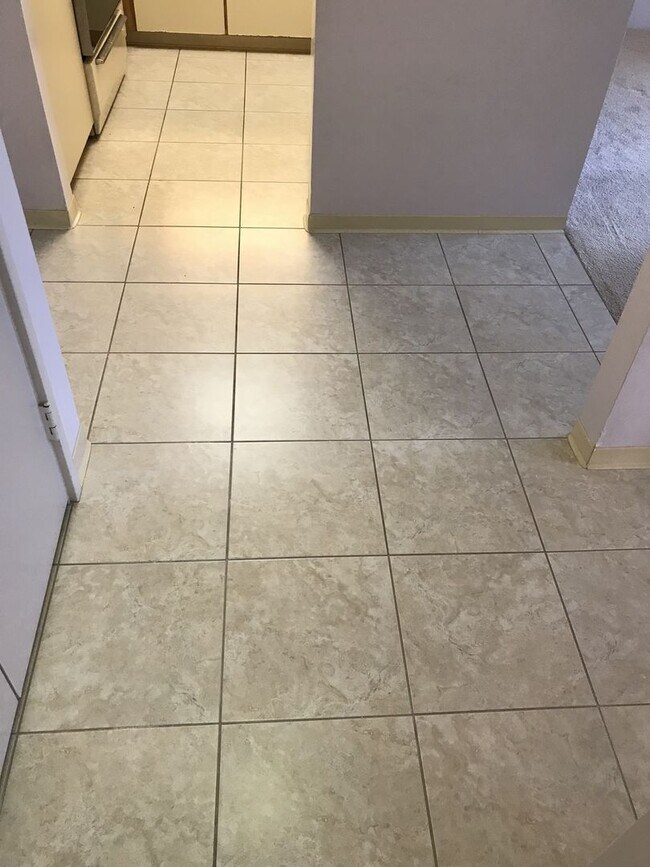 Building Photo - Royal Capitol Plaza 1 bedroom unit