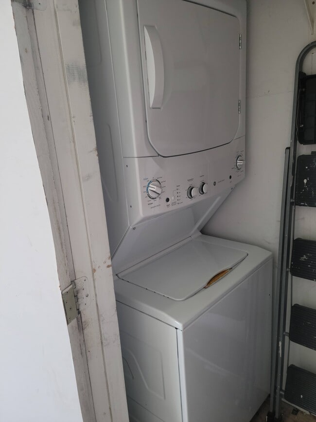 Building Photo - 524 E Gwinnett Ln