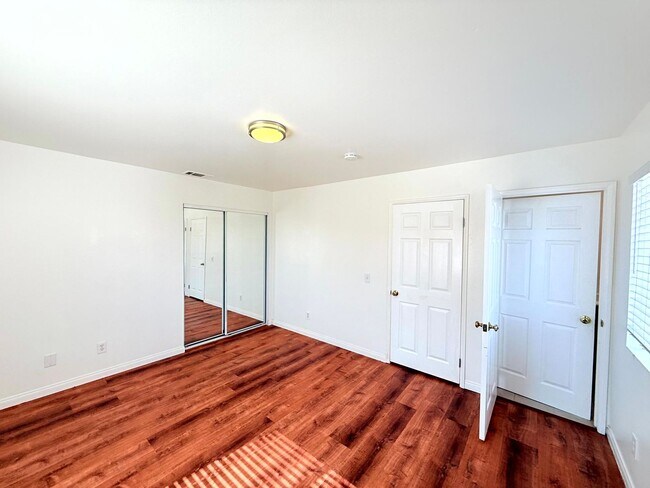 Building Photo - 762 W 21st St