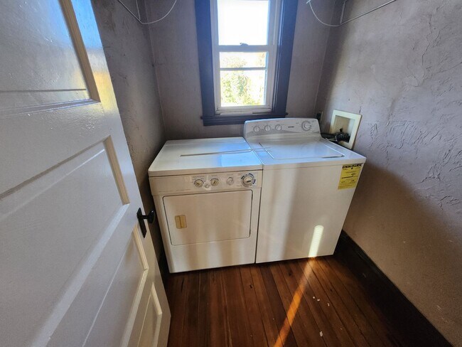 Building Photo - Third Floor 3 Bd 1 Bath Near JFK T Station w/ In Unit Laundry!