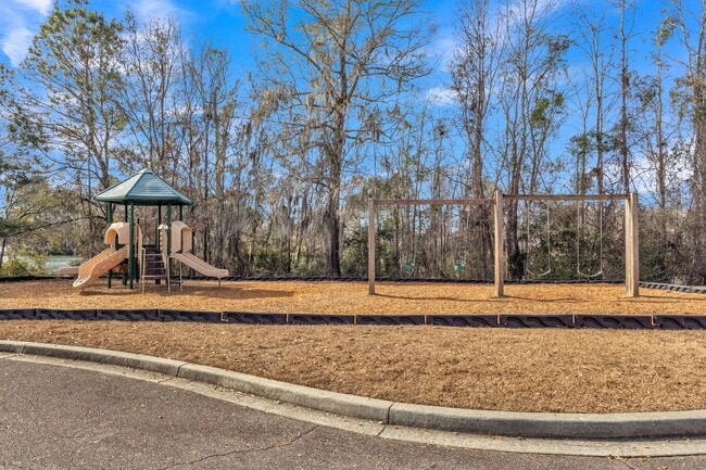 Building Photo - Large fenced yard corner lot - 4 Bedroom home in Moss Grove Plantation