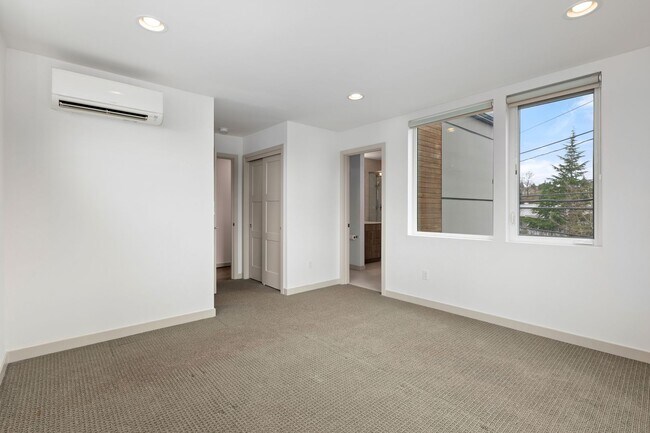 Building Photo - Modern 3-Bedroom Townhome with Rooftop Deck in NE Seattle
