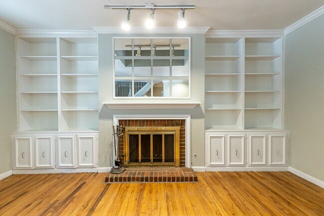 Building Photo - Large 2 story Home