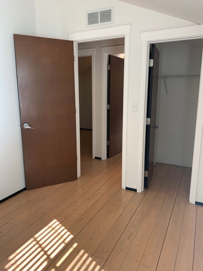 Building Photo - 318-320 W Myrtle