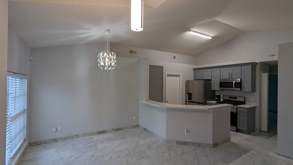 Building Photo - 3048 Pineda Dr