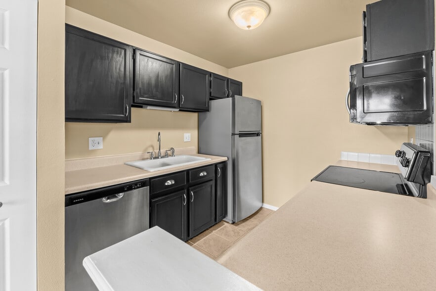 Kitchen - 1601 W Swallow Rd