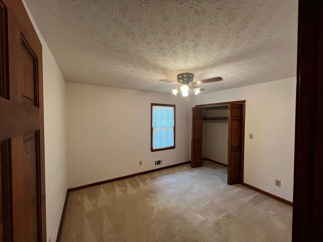 Building Photo - 380 Hidden Valley Dr SE