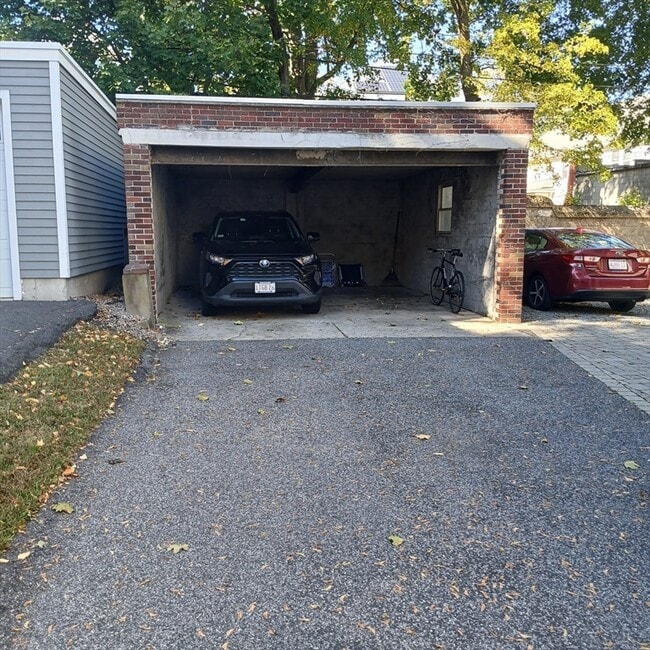 Building Photo - 132 Thorndike St