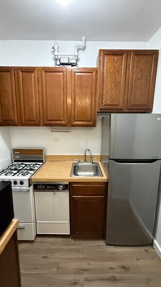 Building Photo - 221 E 76th St