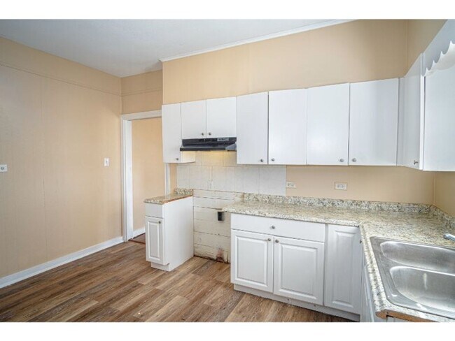 Building Photo - 907 Iowa St