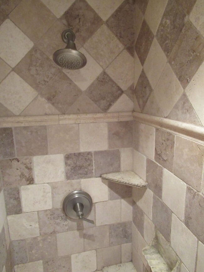 Building Photo - Four Bedroom Home in the Hills of South Salem