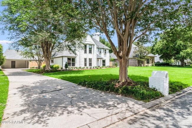 Building Photo - 206 Country Club Dr