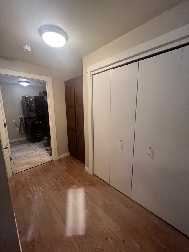 Building Photo - 210 S Cottonwood Rd