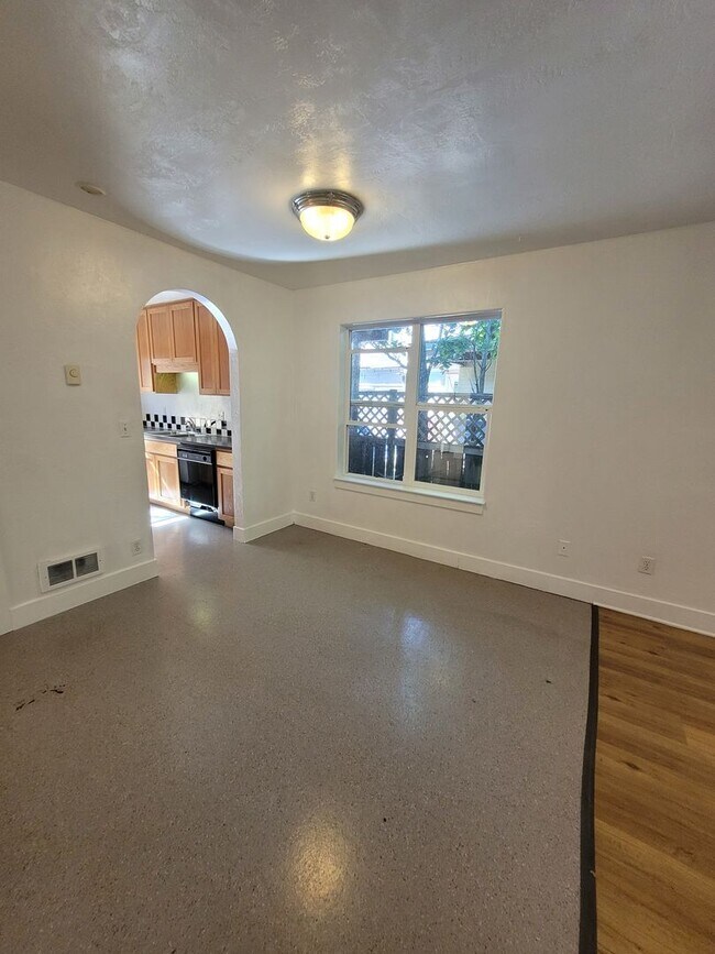 Building Photo - Spacious 1bd, semi-detached apartment for rent in the desirable Jefferson West Side neighborhood....
