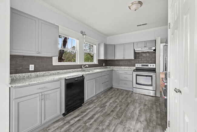 Building Photo - Stunning Newly Remodeled Birmingham Home