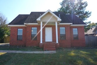 Building Photo - 4 Bedroom Home Within Minutes from NEA Hospital