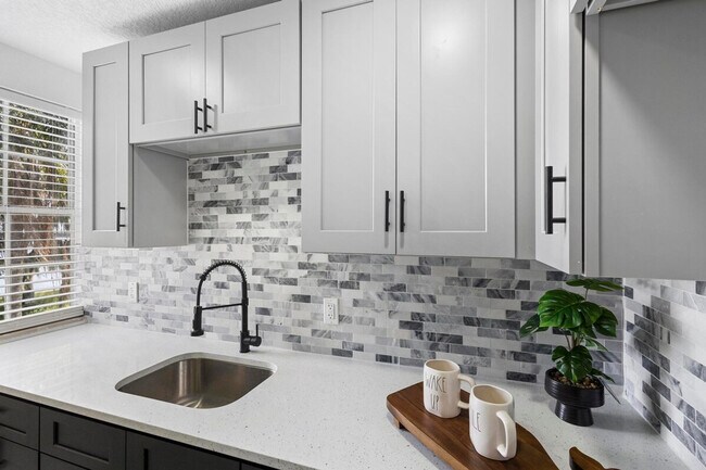 Building Photo - 1932 Lake St