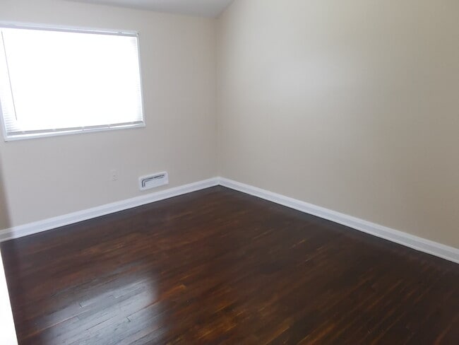 Building Photo - 3221 Wallford Dr