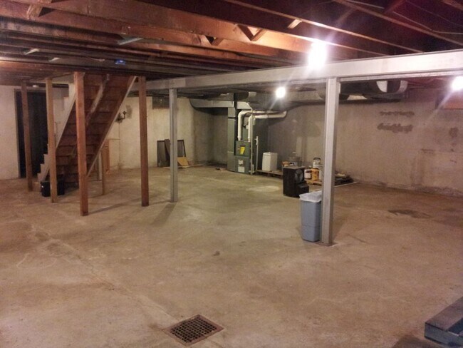 Building Photo - 917 N Center