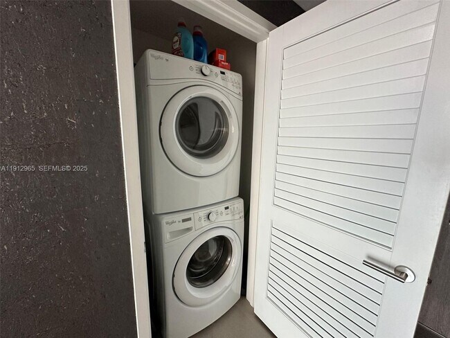 Building Photo - 68 SE 6th St