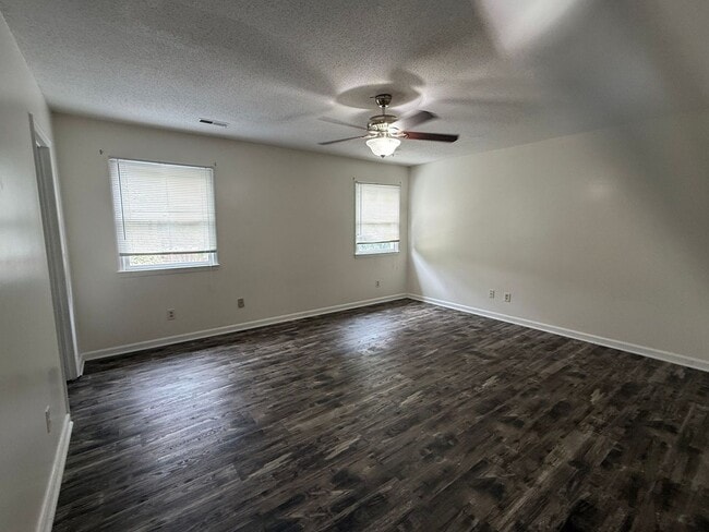 Building Photo - Nice 2 bedroom, 1.5 Townhouse