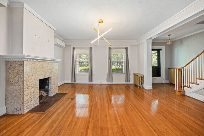 Building Photo - Beautiful Renovated 3 Bedroom 2.5 Bath off...