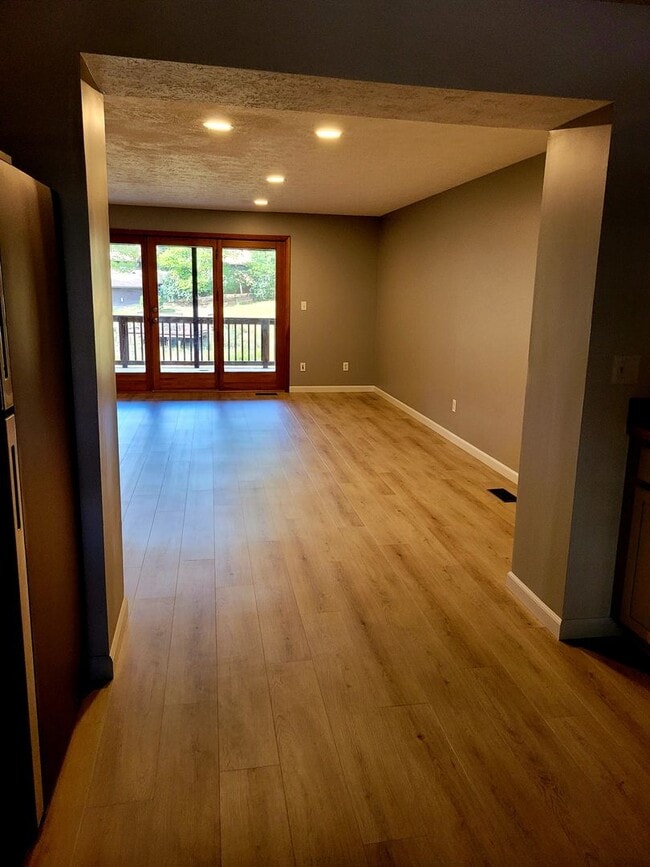 Building Photo - 4 bedroom Townhouse on Bloomington's South Side; Located in The Woodlands!