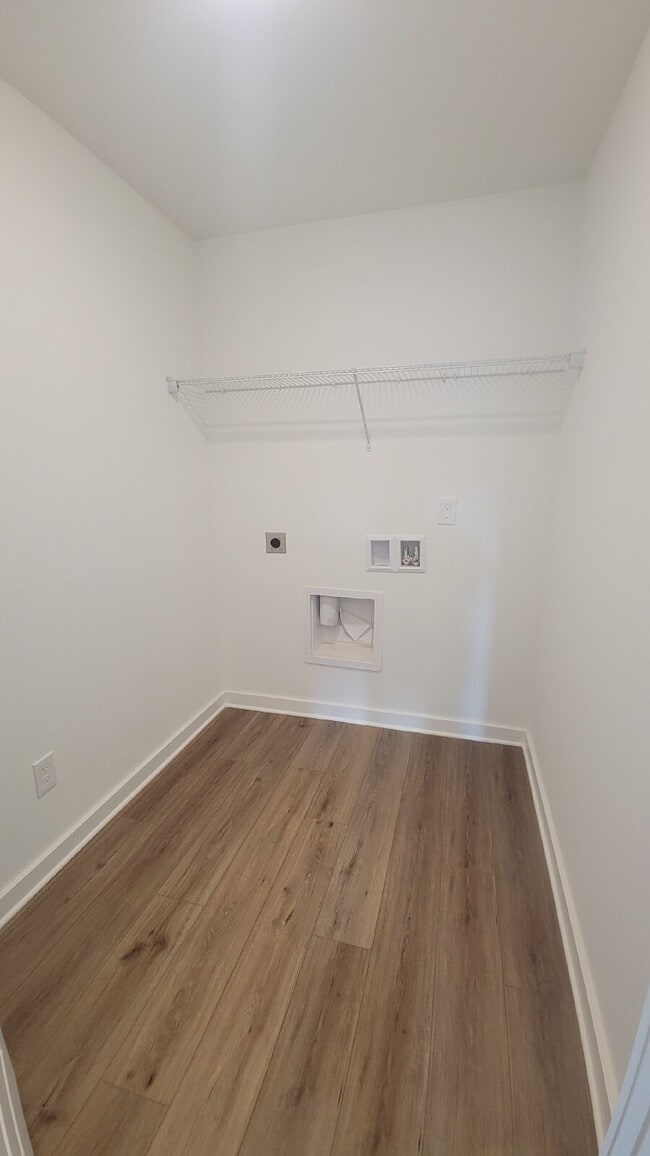 Building Photo - "Charming 3-Bed Oasis with Granite Elegance on Discovery Point Drive!"