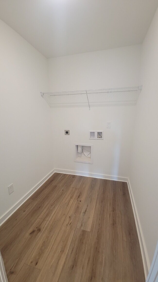 Building Photo - One fee month with 18-month lease!!! "Charming 3-Bed Oasis with Granite Elegance on Discovery Poi...