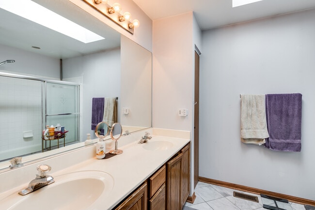 Building Photo - 2844 Skylane Dr