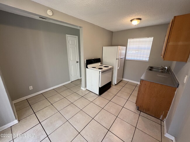 Building Photo - 9443 Sibbald Rd
