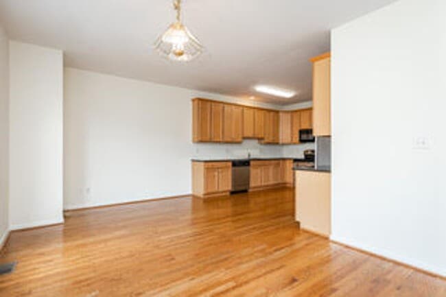 Building Photo - Spacious, Large, Luxury 3 Bedroom Townhous...