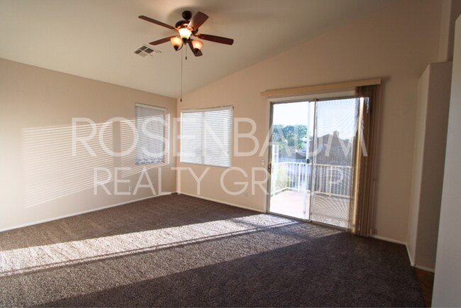 Building Photo - 5-beds, 3-baths Waterfront home in Gilbert...