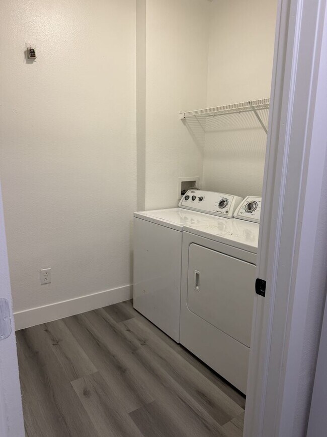 Building Photo - The Capri at Hunters Creek