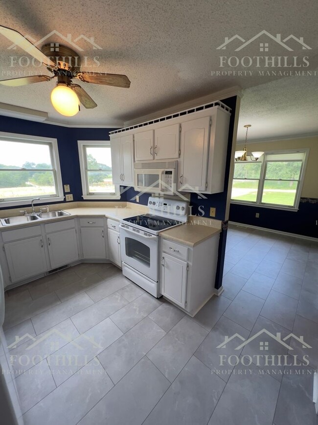 Building Photo - Peaceful Country Living with Stunning View...