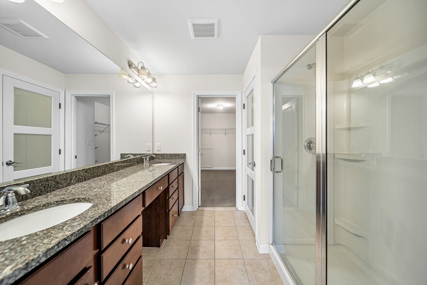 Building Photo - 5 Chestnut Crk