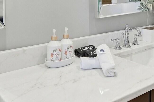 Building Photo - 657 N Carpenter St