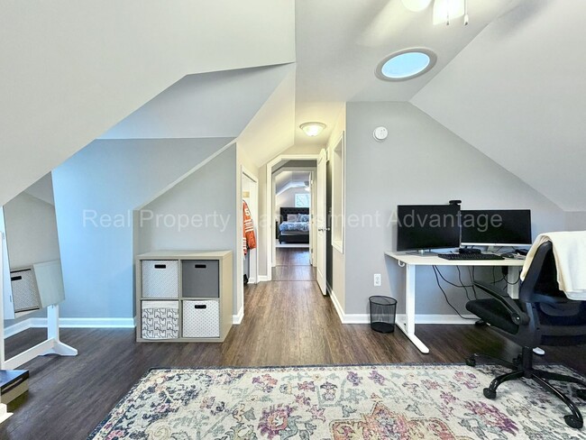 Building Photo - 3 Bed/2.5 Bath - Cape Cod Charm with Modern Comforts Throughout