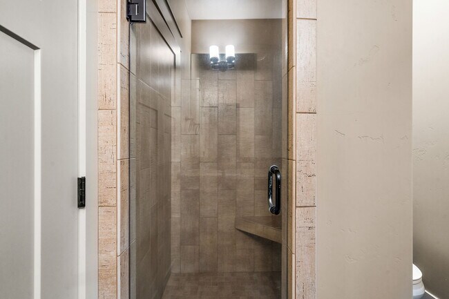 Building Photo - 923 S Lone Willow Ave