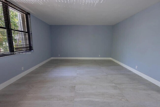 Building Photo - 20350 W Country Club Dr