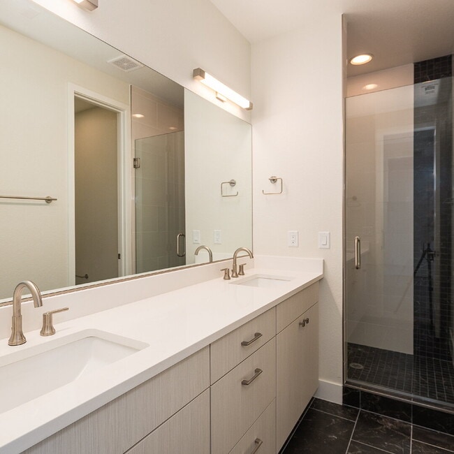 Building Photo - Modern 3 bed / 2.5 bed farmhouse townhome below market rent value