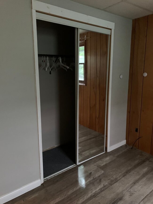 Building Photo - Beautiful 3 bdrm Home! Double Lot!