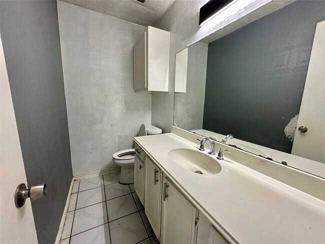 Building Photo - 13517 Castilian Dr