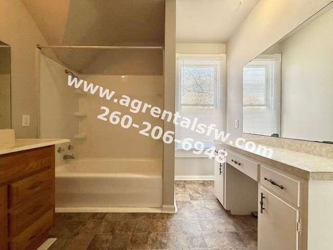 Building Photo - 3 Bedroom House