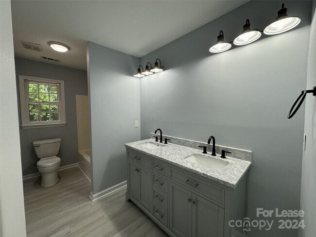 Building Photo - 129 Southhaven Dr