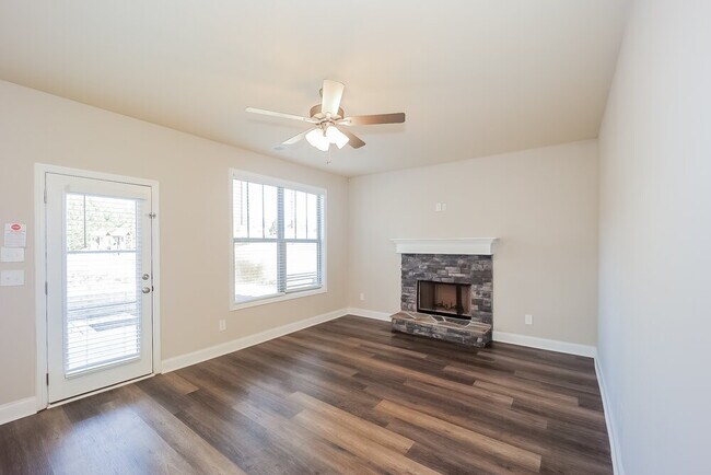 Building Photo - 425 Flowery Branch Ct