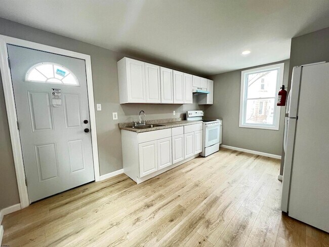 Building Photo - 21 S Spray Ave