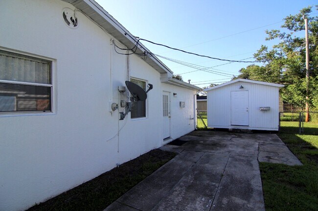 Building Photo - 3 bedroom 2 Baths