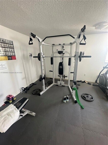 Building Photo - 720 Collins Ave