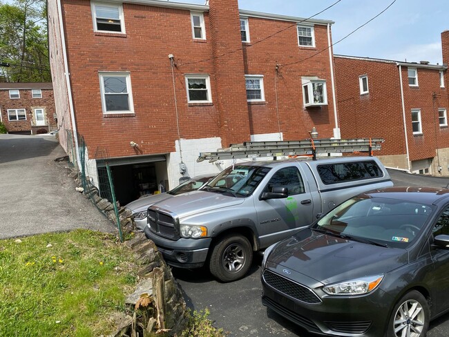 Building Photo - Two Bedroom in Castle Shannon! Central air - Garage - Laundry!